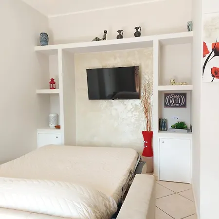 Golden House Apartment *