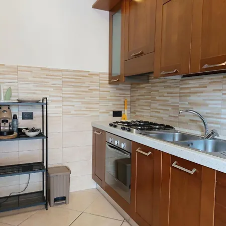 Golden House بومبيي